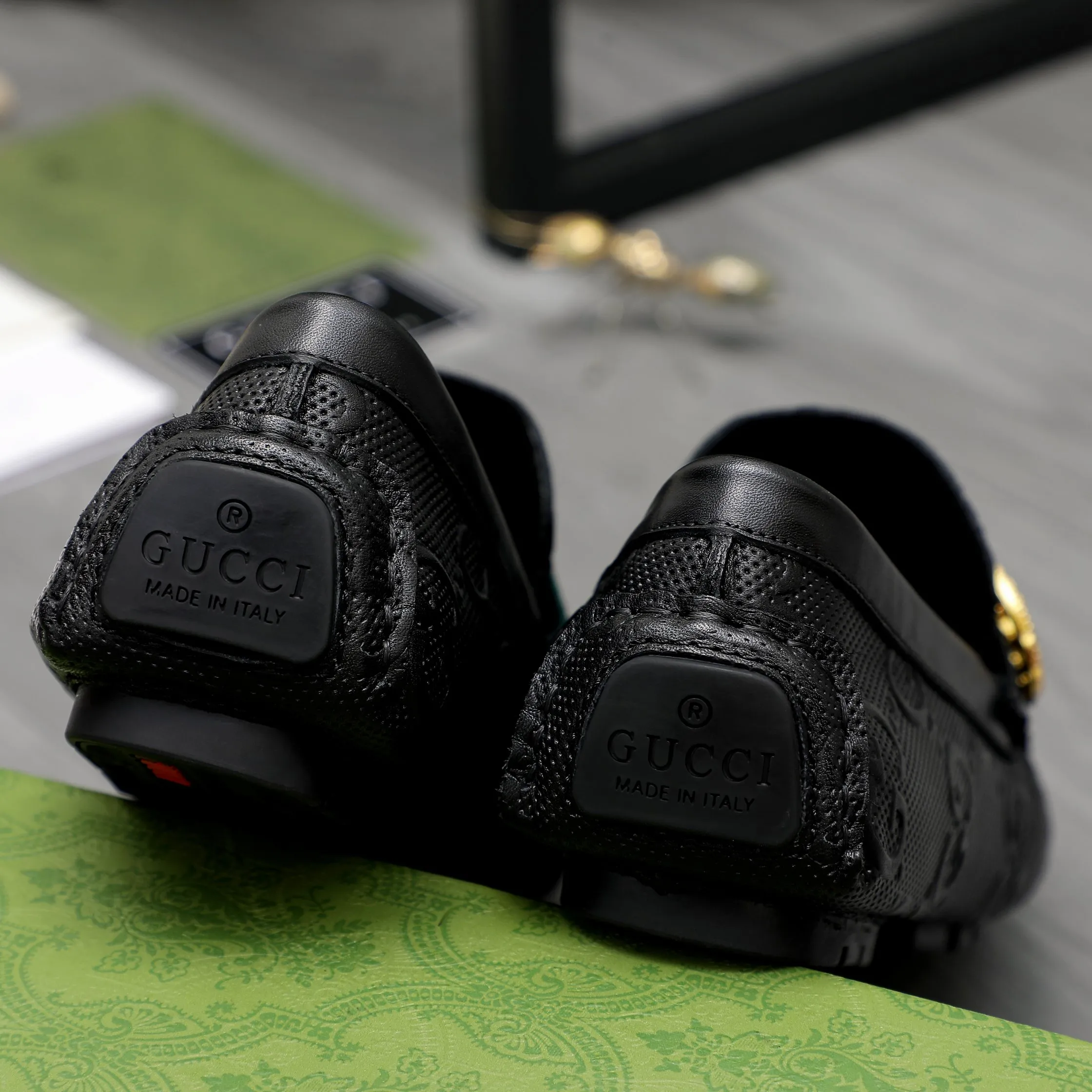 Men's shoes 💰400 Product trademark: GUCCI "Gucci" casual slip-on shoes Regular size: 38-45 (45 is custom-made and non-returnable) Product materials: Selected embossed cowhide upper, branded metal buckle decoration, pigskin lining, rubber outsole